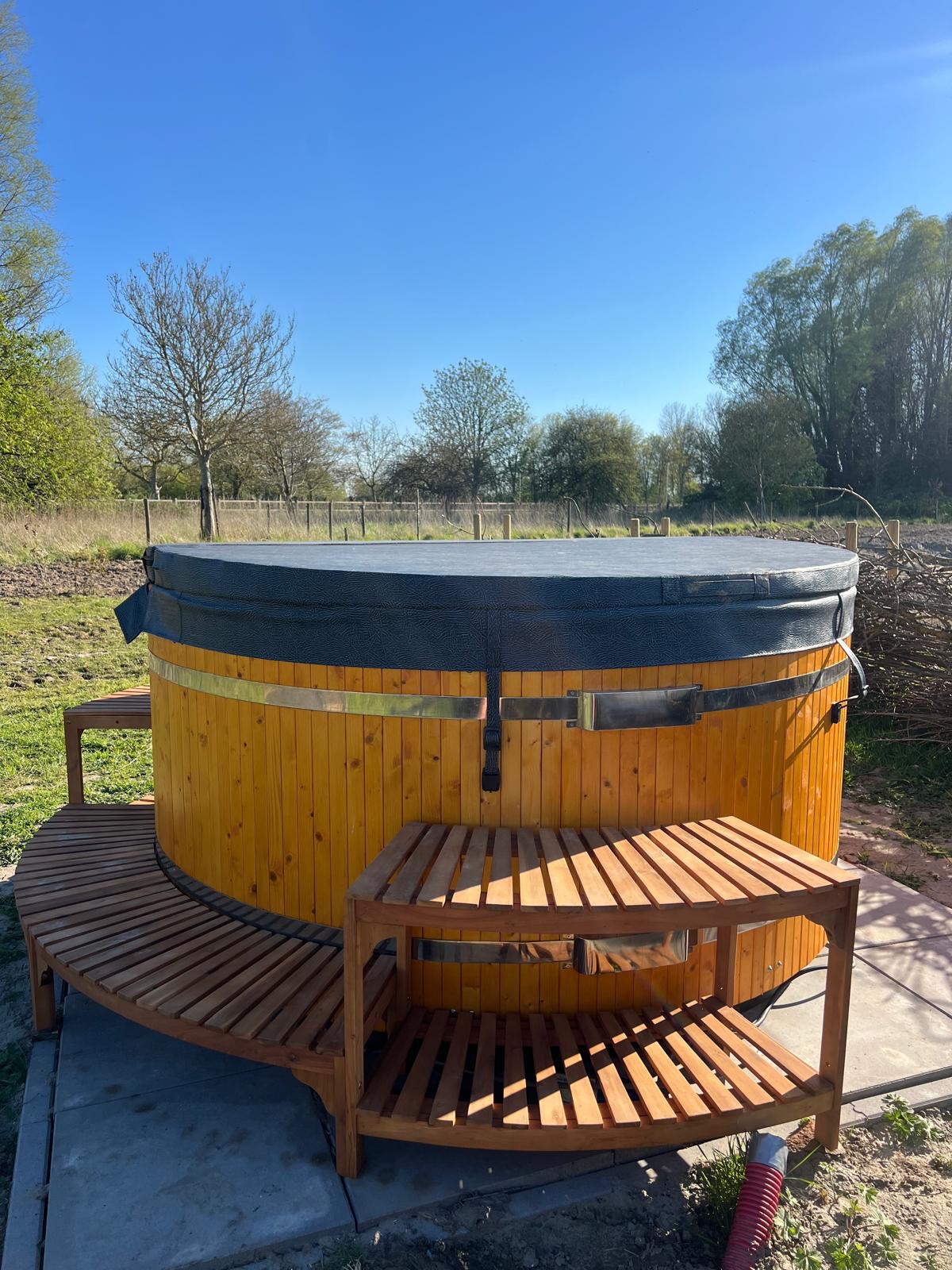 Houtgestookte jacuzzi op het wellnessplein